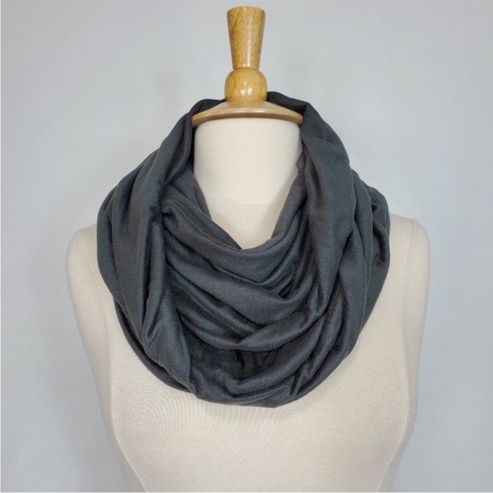 Beyond Yoga Black Soft Pocket Infinity Scarf With Zipper Pocket NEW NWT - Picture 2 of 6